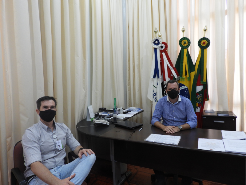 GERENTE DE AGÊNCIA DO SICREDI VISITA PREFEITO MUNICIPAL